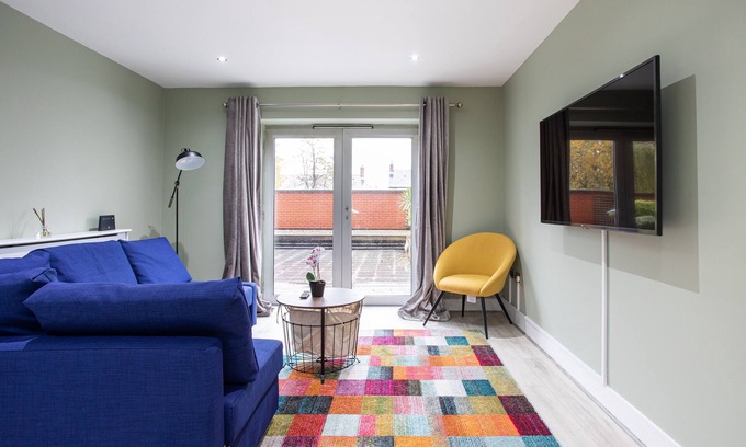 Belfast City Centre Apartment | Fabulous Modern Luxury Apartment Sleeps 6- Parking