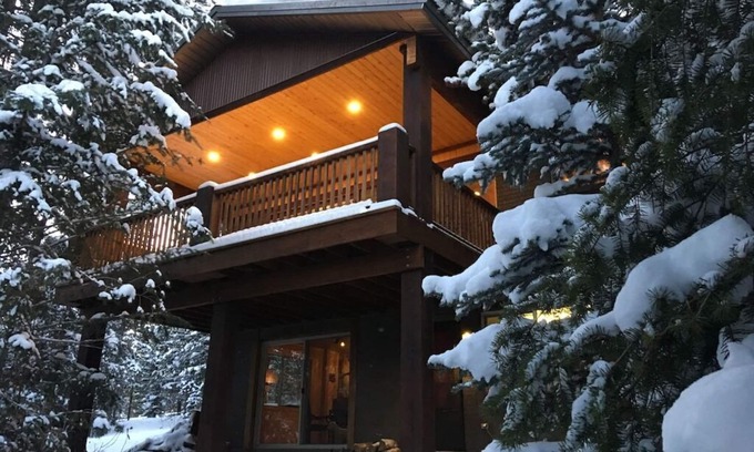 West Yellowstone Cabin | FABULOUS Remodel with Private Hot Tub, & more! Ten minutes to Yellowstone NP!