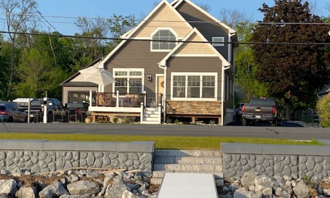 Saratoga Springs House | Fabulous Saratoga Lake House/Perfect Location/3 Minutes to Race Track