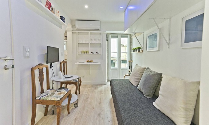 Pena Apartment | Fado Central Studio (C56)