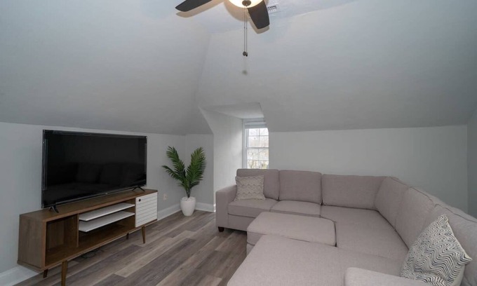 Ghent Apartment | Fairfax Manor Pearl Suite