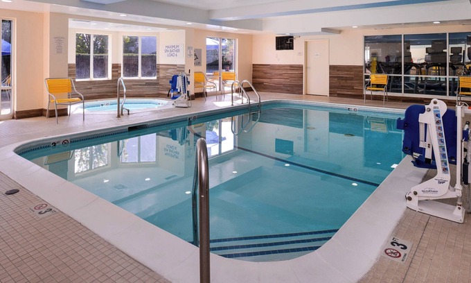 Jeffersonville Hotel | Fairfield Inn By Marriott Louisville North