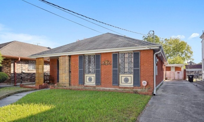 Fairgrounds House | Fairgrounds Headquarters- Off Street Parking & Fenced Yard Perfect for Jazzfest!