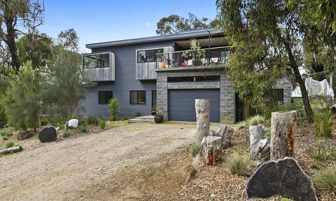 Fairhaven House | Fairhaven Retreats I Modern Home I Walk to Beach