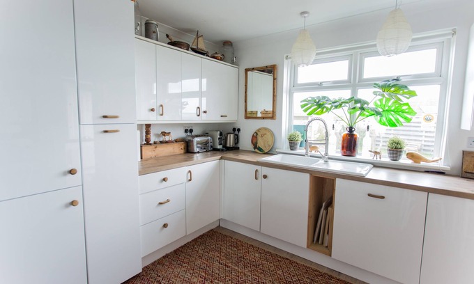 Earnley House | Fairlight - Charming Coastal Home on the Beach