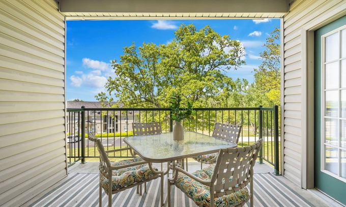Branson Condo | Fairview Escape | Holiday Hills Branson | Golf | Outdoor Pools