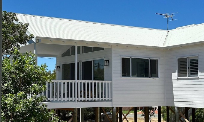 Falcon House | Falcon Bay Views, 2min walk to the beach, newly built stilt shack