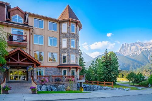 Canmore Hotel | Falcon Crest Lodge by CLIQUE