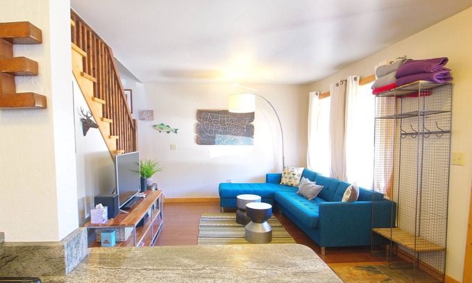 Crested Butte Condo | "Fall Colors 2025" Special! Leaves, Parking, Pets, Free Shuttle, Downtown!