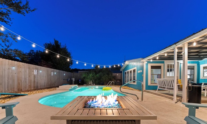 West Panama City Beach Cottage | *Fall Dates*-Large Private Pool-Fire Pit-Walk To Beach-Dog Friendly-King Beds