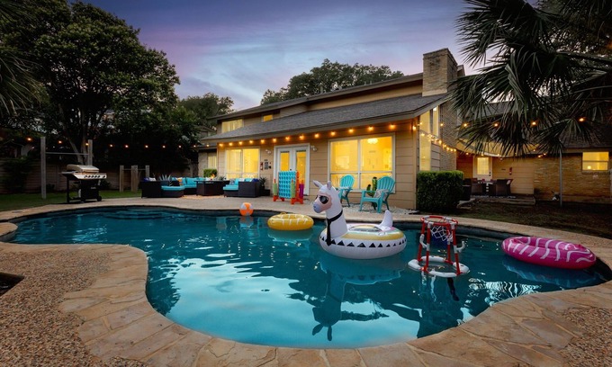 Vance Jackson House | *FALL Discounts 6BR Pool & Game Arcade | Family + Dog Friendly