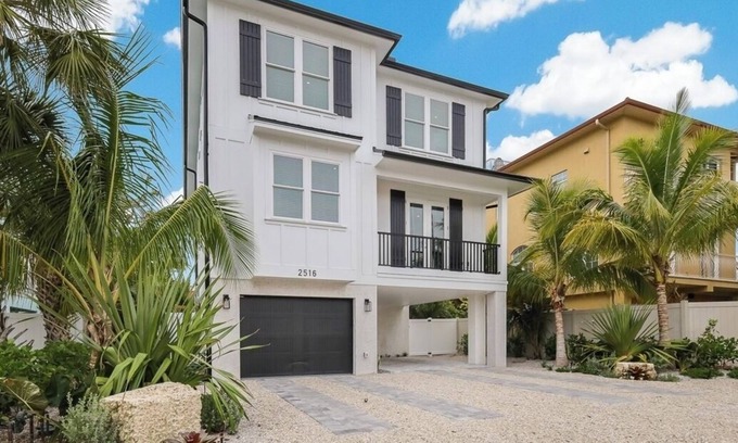 Bradenton Beach House | Fall discounts! Spacious 7-bedroom house in charming Bradenton Beach!