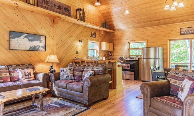 Grand Marais Cabin | Fall Foliage Cabin|Pictured Rocks+Private Firepit
