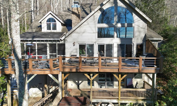 Boone House | Fall Football@Blowing Rock! 4000sf, 4.5Beds+HotTub+Arcade+EV+Pool+Pickle!