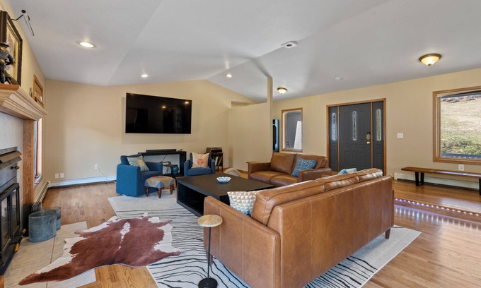 Shawnee House | FALL LEAF PEEPERS, it is almost TIME! fishing, hot tub and room to roam!