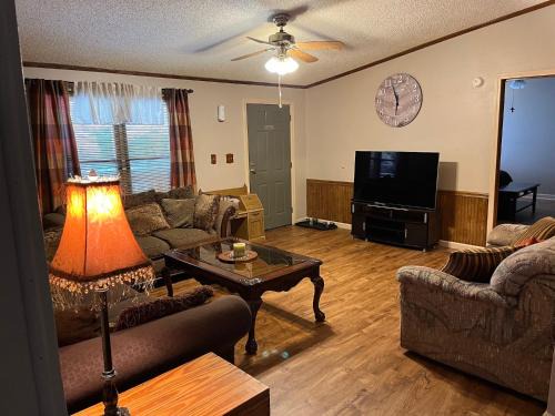 Eureka Springs House | Fall Ozark Mountains Getaway 4Bd 2Ba Country House Minutes From Eureka Springs, Beaver Lake & Dam and the White River