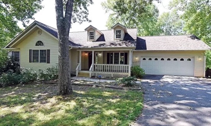 Blairsville House | FALL SPECIALn STAY 2 NIGHTS GET 3RD NIGHT FREEnSept-Nov '25n1 discount/booking