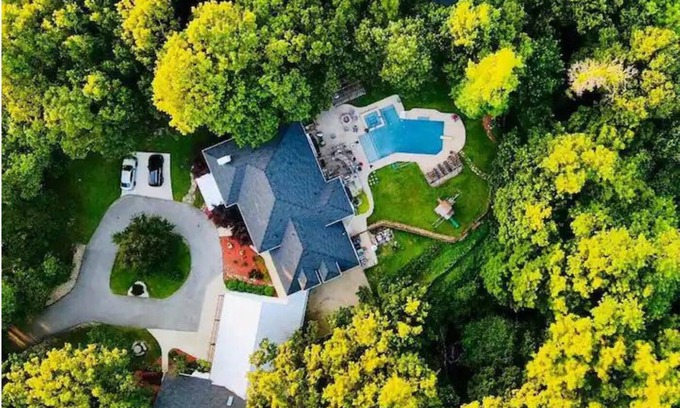 Fair Oaks House | Fall & Winter discounts! Enjoy the hot tub and fire pit!