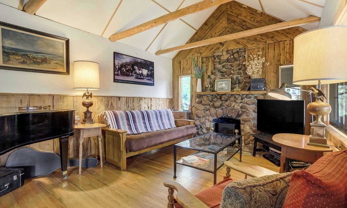 Green Mountain Falls House | Fallsview Cabin! Rustic Forest Escape w/Rock Wall