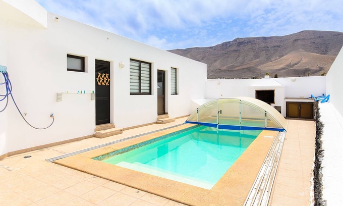 Urbanizacion Famara House | Famara Beach House on the Shore with Shared Pool, Ocean/Mountain Views & Wi-Fi