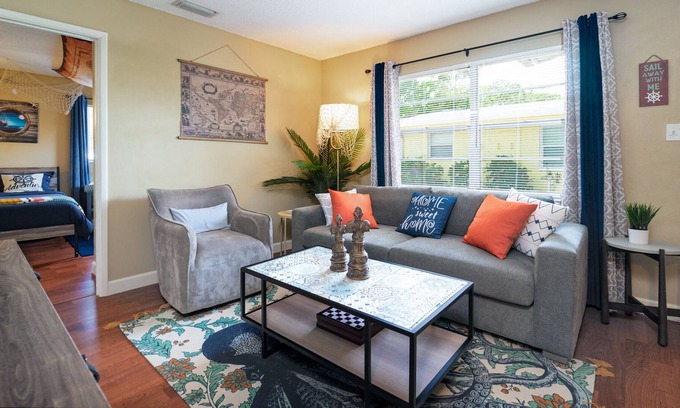 Gillespie Park Apartment | Families Walk Downtown, Ultra Wi-Fi, and comfy beds in Captain Quarters!