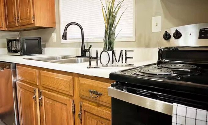 East Memphis House | Family 4BR Home Memphis BBQ, Yard, Games