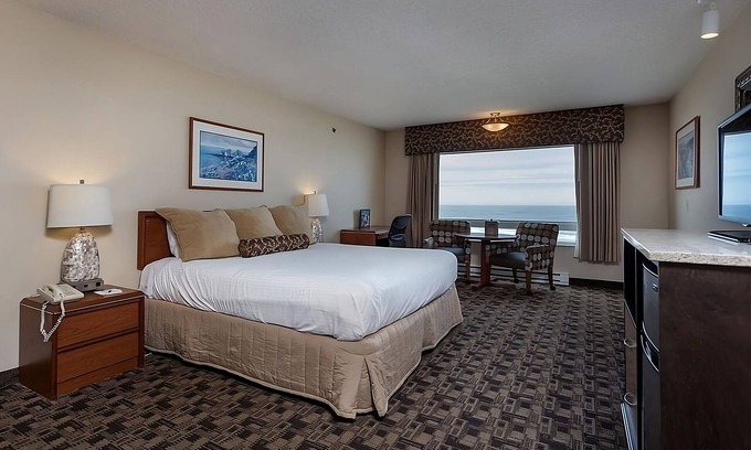 Newport Hotel | Family Beach Escape! Modern Unit, Pets Allowed!