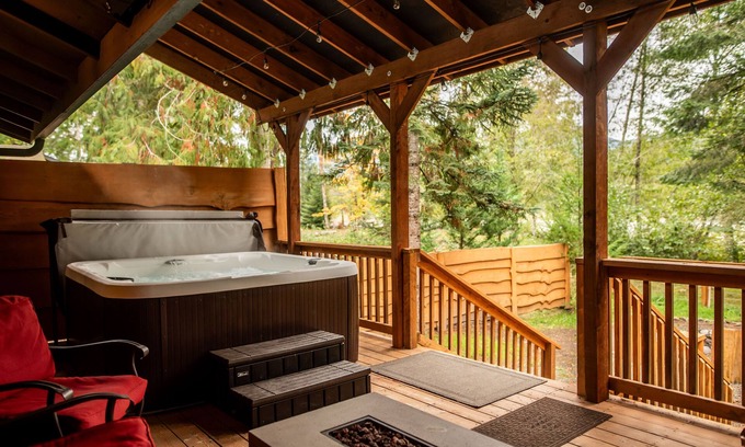 Packwood Cabin | Family Cabin on Cowlitz River-Covered Deck/Hot Tub/Games! Pet Friendly!