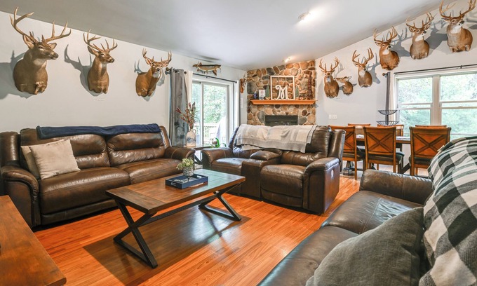 Wisconsin Dells Cabin | Family Cabin w/Hot Tub: 10 Mi to The Dells!