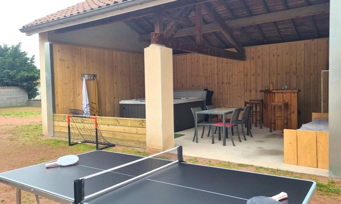L'Hopital-le-Grand Cottage | Family Cottage with Jacuzzi and Pets Allowed in L'Hôpital-le-Grand