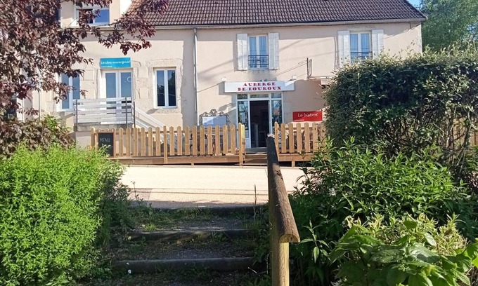 Louroux-de-Bouble Cottage | Family cottage with terrace and pets allowed in Louroux