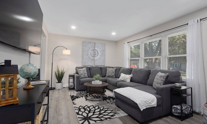 Lee's Summit House | Family Favorite|Sleeps 7+King Beds|Walkable