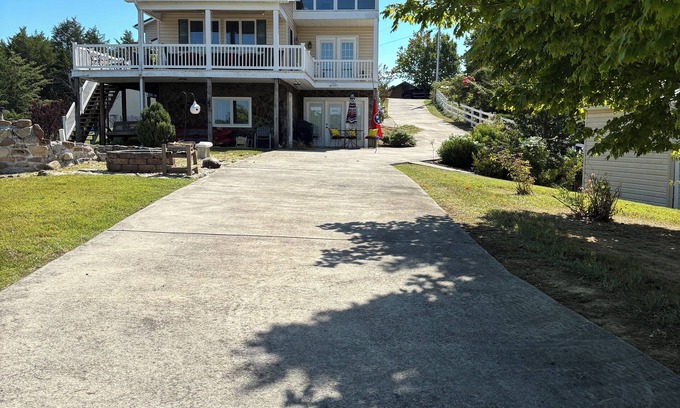 Dandridge House | Family Fishing Cottage at Bebber’s Point – Private Cove, Dock & Room for 15
