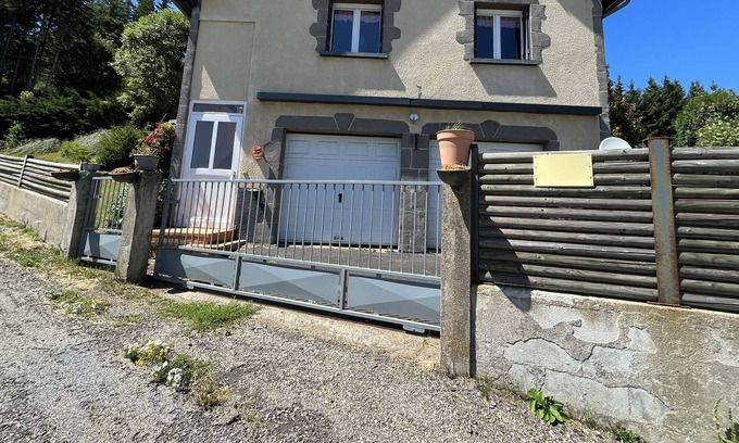 Besse-et-Saint-Anastaise House | Family home