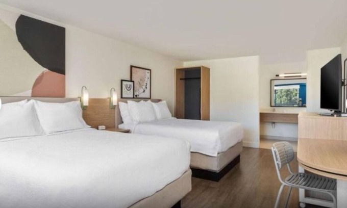 Hilton Head Island Hotel | Family-Friendly Room with Breakfast Near Hilton Head Beach | 2 Rooms