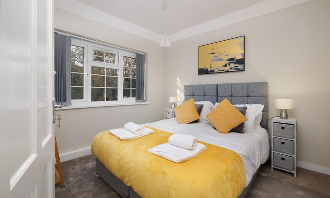 Birmingham House | Family-Friendly 4-Bed near Parks & Transport Links