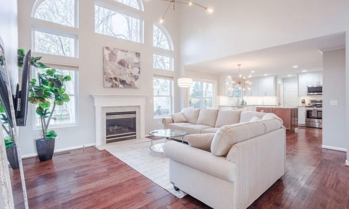 Loveland House | Family Friendly 5B w/EV Level 2 Charging & Close to Trails, I-71, Mason