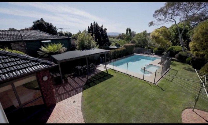Wheelers Hill Bed & Breakfast | Family -friendly Pool Oasis