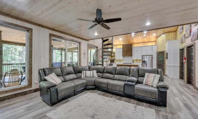 Broken Bow House | Family-Friendly Broken Bow Home with Deck and Grill!