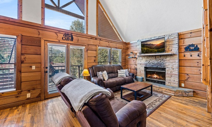 Gatlinburg - Pigeon Forge Cabin | Family Friendly Cabin HotTub, Games Minutes to Dollywood & Parkway. 2queen 1king