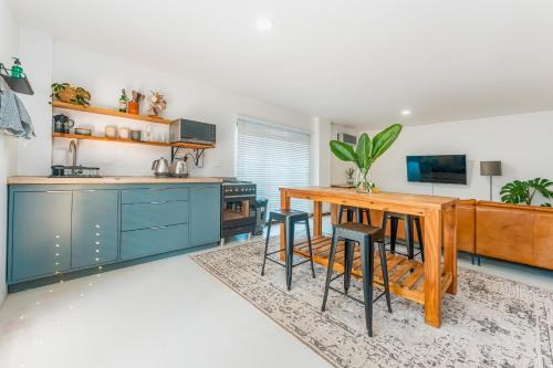 Umhlali Beach Apartment | Family Friendly Downstairs Room, Close to Beach