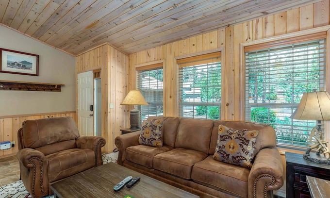 Deer Park House | Family-Friendly Fun at Oregon Loop Getaway– Sleeps 9 + Hot Tub + Bikes + Pet-Fr