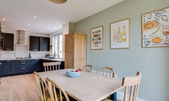 Oxford House | Family-Friendly Getaway - Garden, Parking Sleeps 7