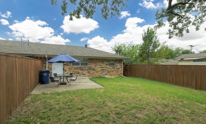 Euless House | Family-Friendly Home - Private Yard & Garage