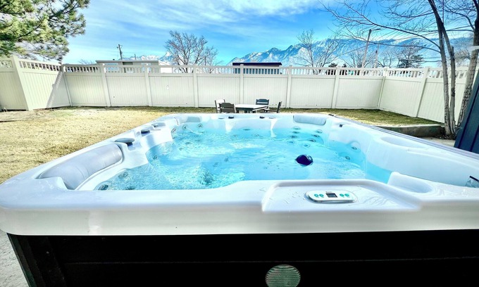 White City House | Family Friendly! Hot Tub, 5 Luxury King Beds, Fire Pit, Skiing & Hiking Close