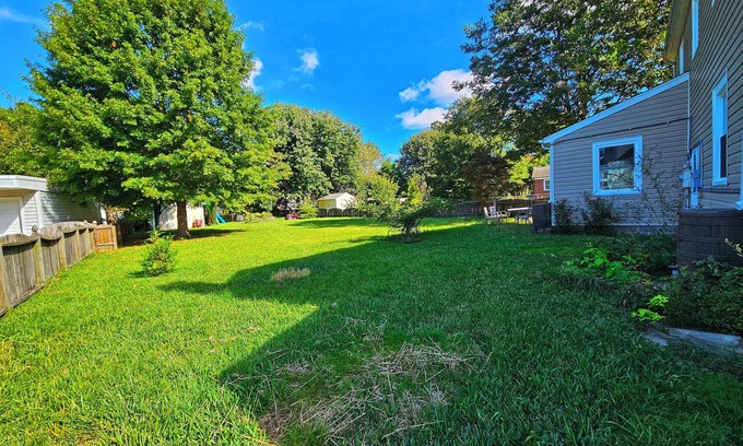 Downtown House | Family friendly in Hampton with huge yard, dog park, and 2 blocks from the bay