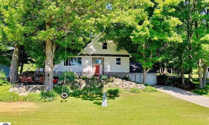 Traverse City House | Family-Friendly Lakeside Getaway in the Heart of Traverse City!