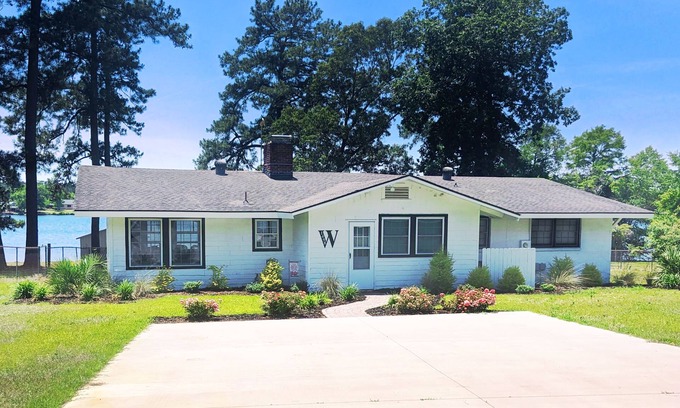 Manning House | Family Friendly Lake Oasis