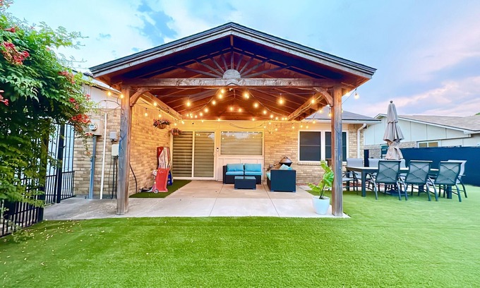 Plano House | Family Friendly, Near Highways, Tesla Charger, Foosball, Grill, Garage, Dart
