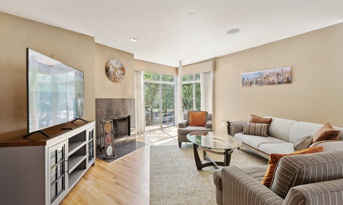 Near South Side House | Family-Friendly South Loop Escape by RedAwning